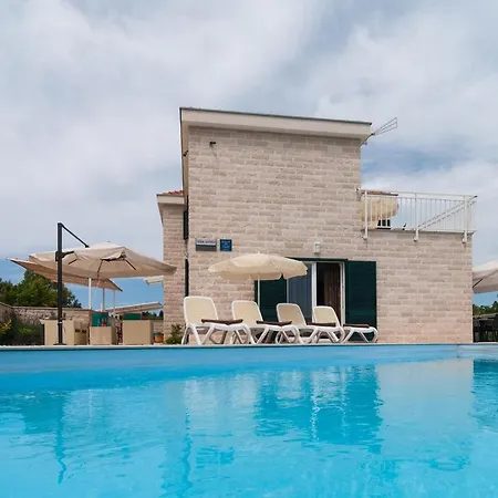 Pool Villa Dino Villa
